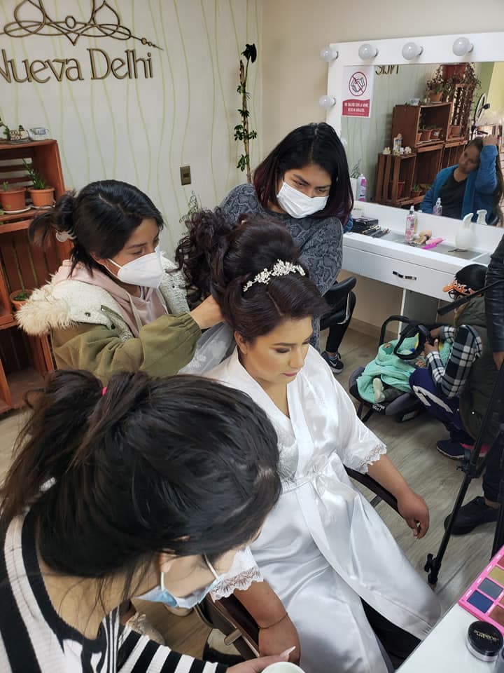 Preparando a la novia para su día más especial. Con un toque de elegancia y cuidado, cada detalle es esencial para que brille con confianza y belleza.